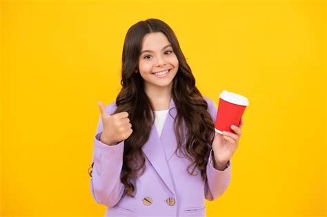 Chica adolescente sosteniendo una taza caliente de café o té niño con