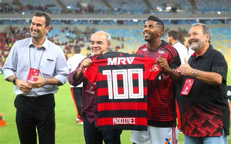 Rodinei é homenageado por completar 100 jogos pelo Flamengo FlaResenha