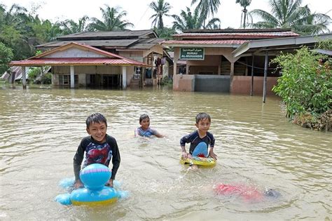 In Pictures: Malaysia floods force over 27,000 to evacuate | The ...