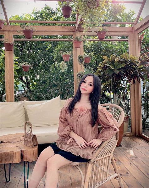 Các hot girl 8X đời đầu từng nổi tiếng và giàu có nhờ bán quần áo giờ ra sao
