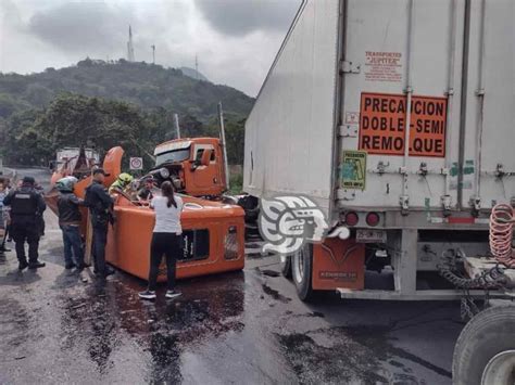 Accidente De Tráiler Full En Nogales Deja 2 Lesionados