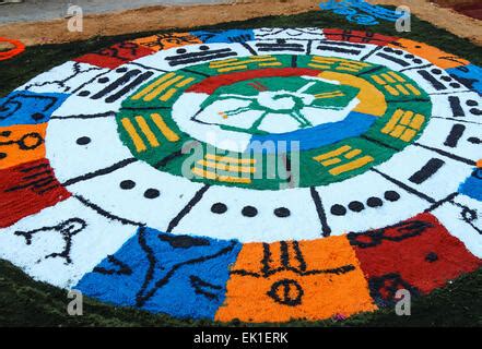 Coloridas alfombras confeccionadas en las calles en celebración de la