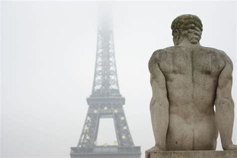 naked dude watching the tower Júlio de Oliveira Flickr