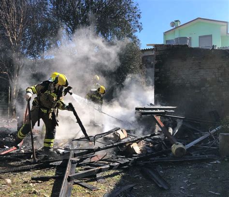 Idosa escapa ilesa de incêndio que destrói casa de madeira em Caxias do