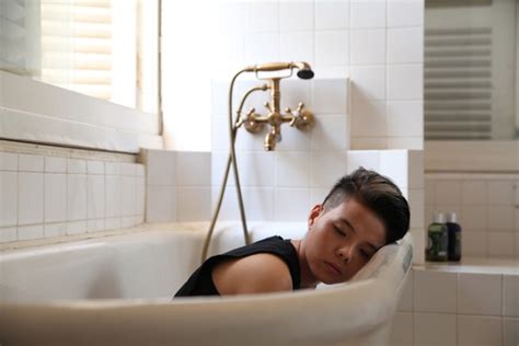 Vũ Cát Tường táo bạo bán nude trong MV