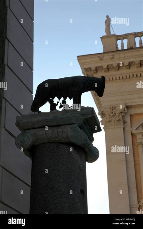 La Estatua De Rómulo Y Remo Mamando Una Loba En La Colina Capitolina En Roma Italia Fotografía