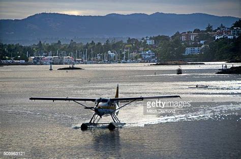 187 Float Plane Landing On Water Stock Photos, High-Res Pictures, and Images - Getty Images