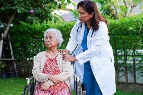 El M Dico Ayuda A Una Anciana Asi Tica Con Discapacidad A Una Paciente