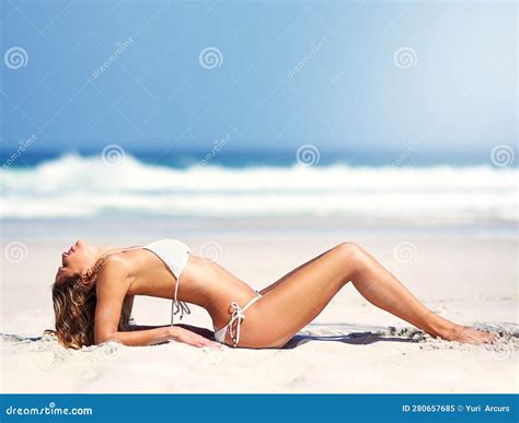 Mujer En Modelo De Playa En Bikini Y Cuerpo En Naturaleza Sexy Posada Y Viajar Con La Moda De