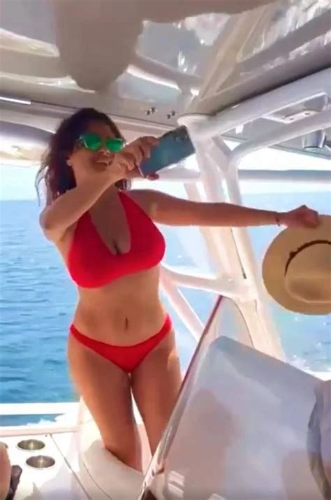 Salma Hayek celebra sus 56 años con tremendo bikini rojo