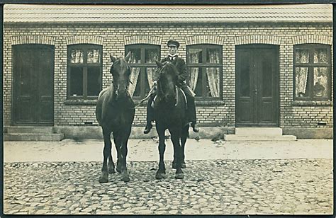 Heste Og Mand Foran Bygning Sted Ukendt Fotokort U No 1919