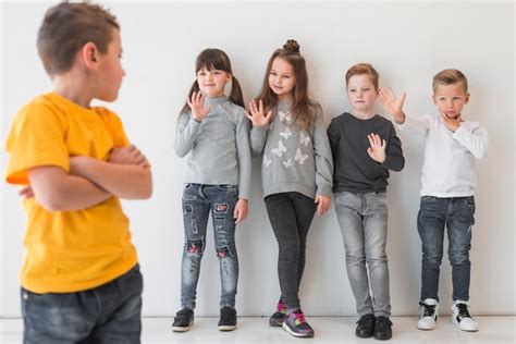 Brunette Gar On Posant Photo Gratuite