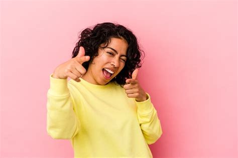 Joven Mujer Latina Rizada Aislada Sobre Fondo Rosa Apuntando Al Frente