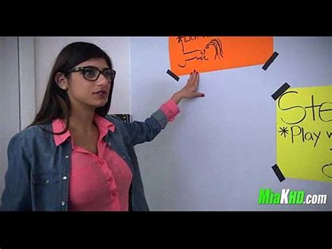 Mia khalifa enseña a su amigo musulmán cómo chupar la polla 4 91 XVIDEOS