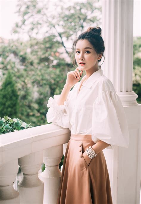 Hot girl Trung Quốc lộ nhan sắc thật khi ấn nhầm khi livestream