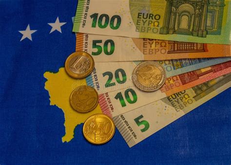 Billetes Y Monedas En Euros Y La Bandera Nacional De Kosovo Como Fondo