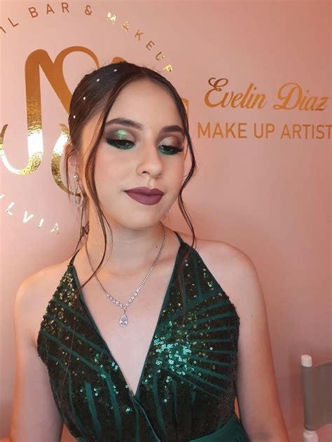 Maquillaje Eve Díaz En 2024 Vestidos Color Verde Esmeralda Vestidos