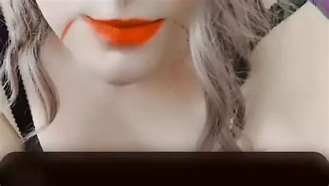 Weißer Ladyboy im Park heißes öffentliches Abspritzen süße reine Haut heiße blonde Teen Transe