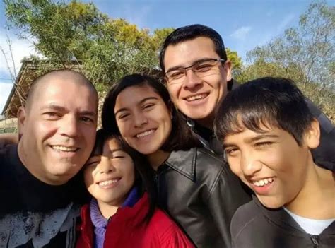 Un matrimonio gay adopta a tres hermanos huérfanos y crea esta preciosa familia LGBT Amino