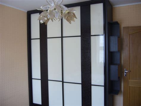 Шкаф купе с вертикальными вставками в интерьере (74 фото) - красивые ...