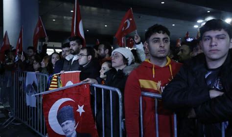 Taraftarların coşkulu karşılaması Galatasaray ve Fenerbahçe İstanbul a