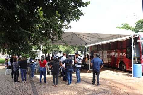 Hemocentro de Goiás Servidores estaduais doam sangue para período do