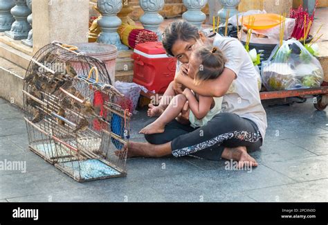 Phnom Penh Cambodia December A Khmer Woman Selling Small Caged