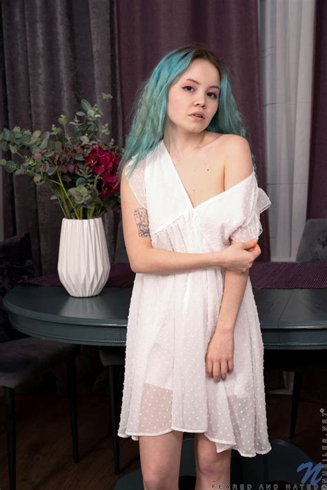 Alluring Teen Rebecca Nikson Shows Off Her Inviting Shaved Pussy Coedcherry