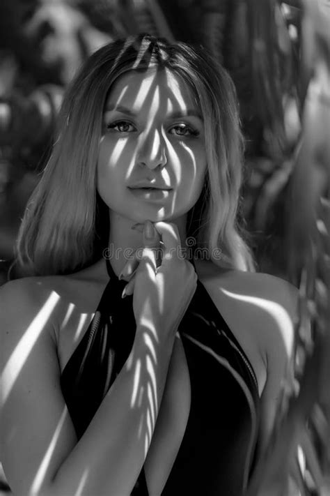 Jeune Blonde Tendre Se Repose Sur Des Vacances Tropicales Image Stock Image Du Charme