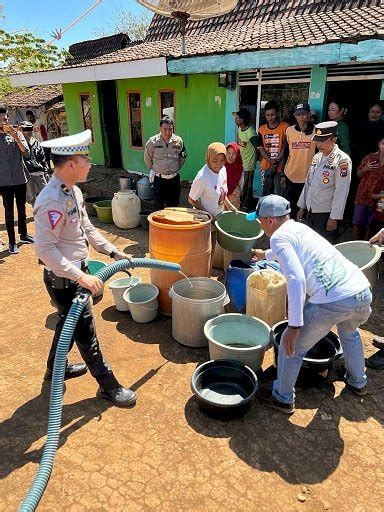 Distribusikan Mobil Tangki Air Bersih Di Kecamatan Wongsorejo