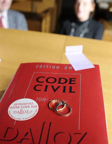 Mariage gay père et mère restent dans le Code civil Elle