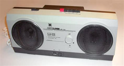 Стационарный транзисторный радиоприёмник ''Лира РП-231''.