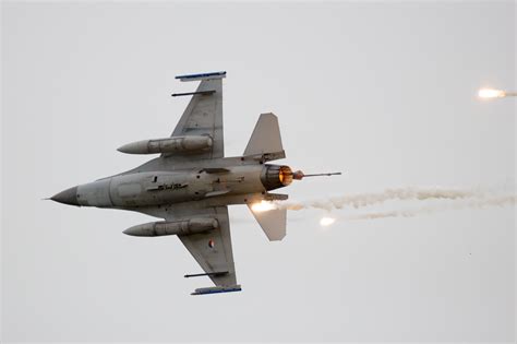 How Do Fighter Jets Avoid Missiles?