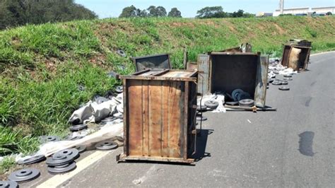 Carga De Carreta Cai Na Pista Em Mogi Mirim Portal Rodonews GVR