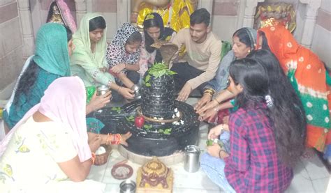 Devotees Visited Bhole Baba In Temples Despite Waterlogging जलभराव के