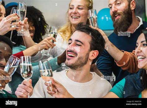 Grupo De Amigos Felices Animando Bebidas De Vino Blanco En Casa