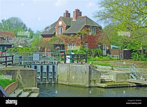 Lock Keepers House Sonning Lock River Thames Berkshire Stock Photo