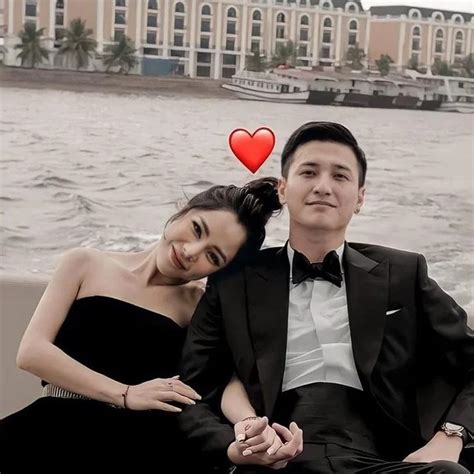 Nữ MC U40 khoe ảnh tình tứ với bạn trai trên du thuyền diện bikini