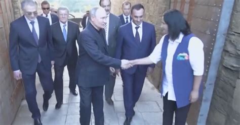 Putin In Daghestan Bagno Di Folla Per Il Presidente Tra Selfie E