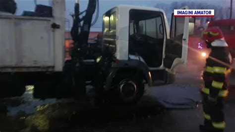 Un camion încărcat cu fier vechi a luat foc în Găești Știrile ProTV