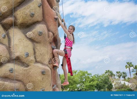 Belle Escalade De Petite Fille Tandis Que Des Vacances Image Stock