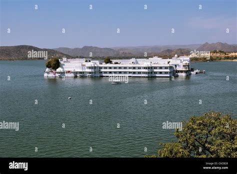 Lake Palace Hotel And Pichola Lake Udaipur Rajasthan India Stock Photo