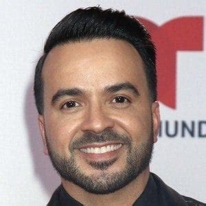 Luis Fonsi - Age, Family, Bio | Famous Birthdays