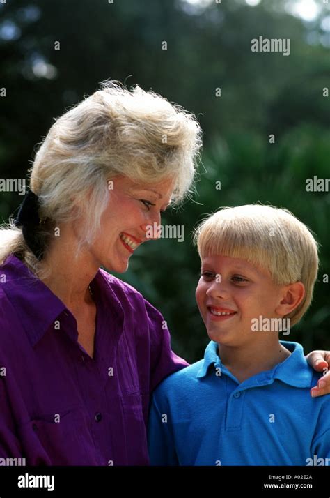 Portrait De L Amour De La Mère De La Mère Avec Son Fils Dans Une Cour Photo Stock Alamy