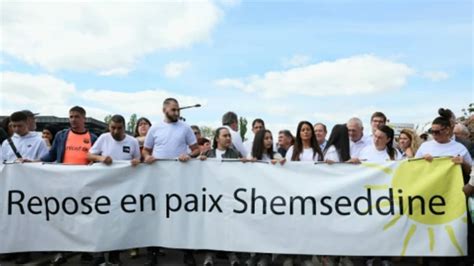 A Viry Châtillon les habitants marchent pour Shemseddine l adolescent