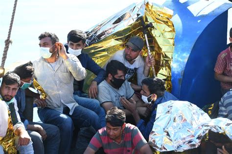 Nuovo Sbarco A Crotone Oltre Cento Migranti Arrivati A Bordo Di Un