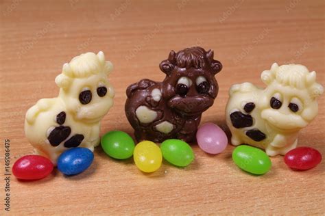 Moulages De Vaches En Chocolat Et Bonbons Color S Pour P Ques Stock