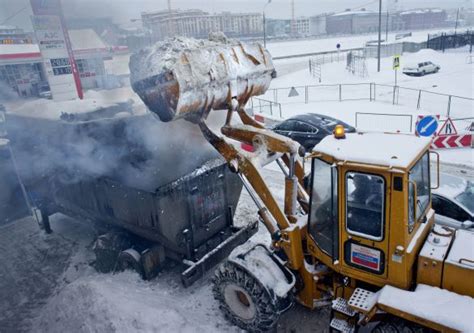 Heavy Snowfall Paralyzes Traffic