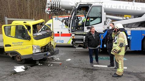 Lkw Fahrer In Lebensgefahr Nach Unfall Auf B Bei Helmstedt