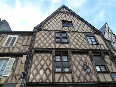 La Ville Basse Et Ses Maisons En Pan De Bois